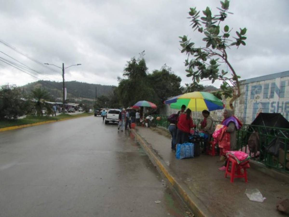 Comerciantes invaden las afueras de la terminal de Danlí