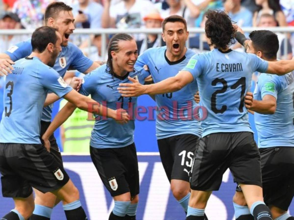 Uruguay golea a Rusia 3-0 y baja de la nube a los anfitriones