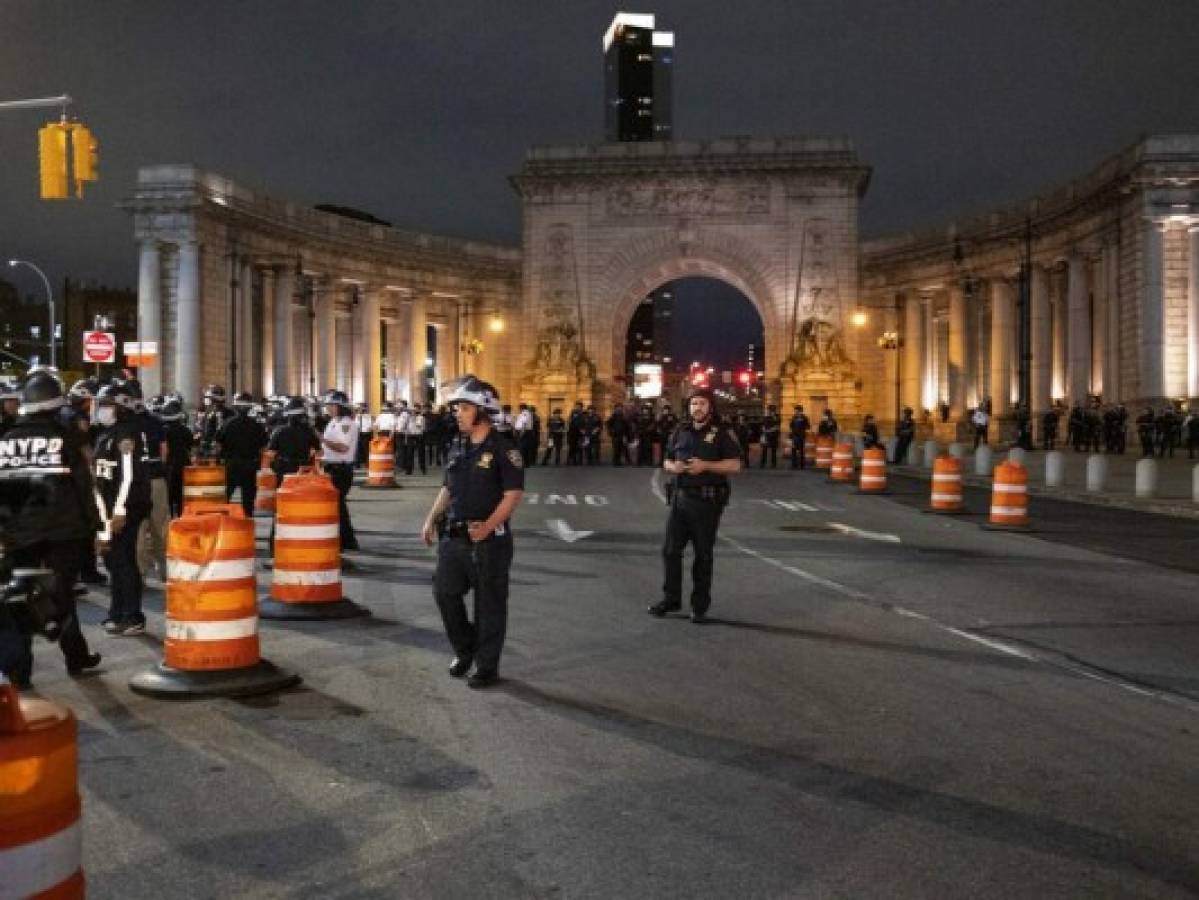 Policía de Nueva York bloquea puente de Manhattan ante protestas y saqueos