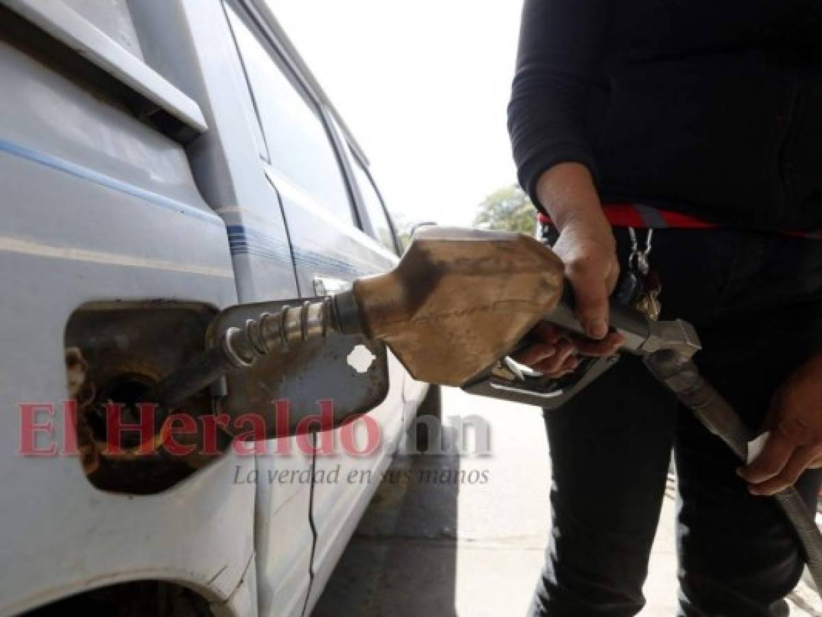 Leves aumentos y rebajas en el precio de los combustibles para este lunes