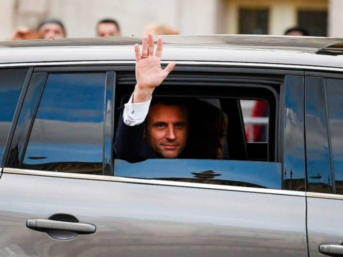 Emmanuel Macron promete en su investidura 'devolver la confianza' a los franceses