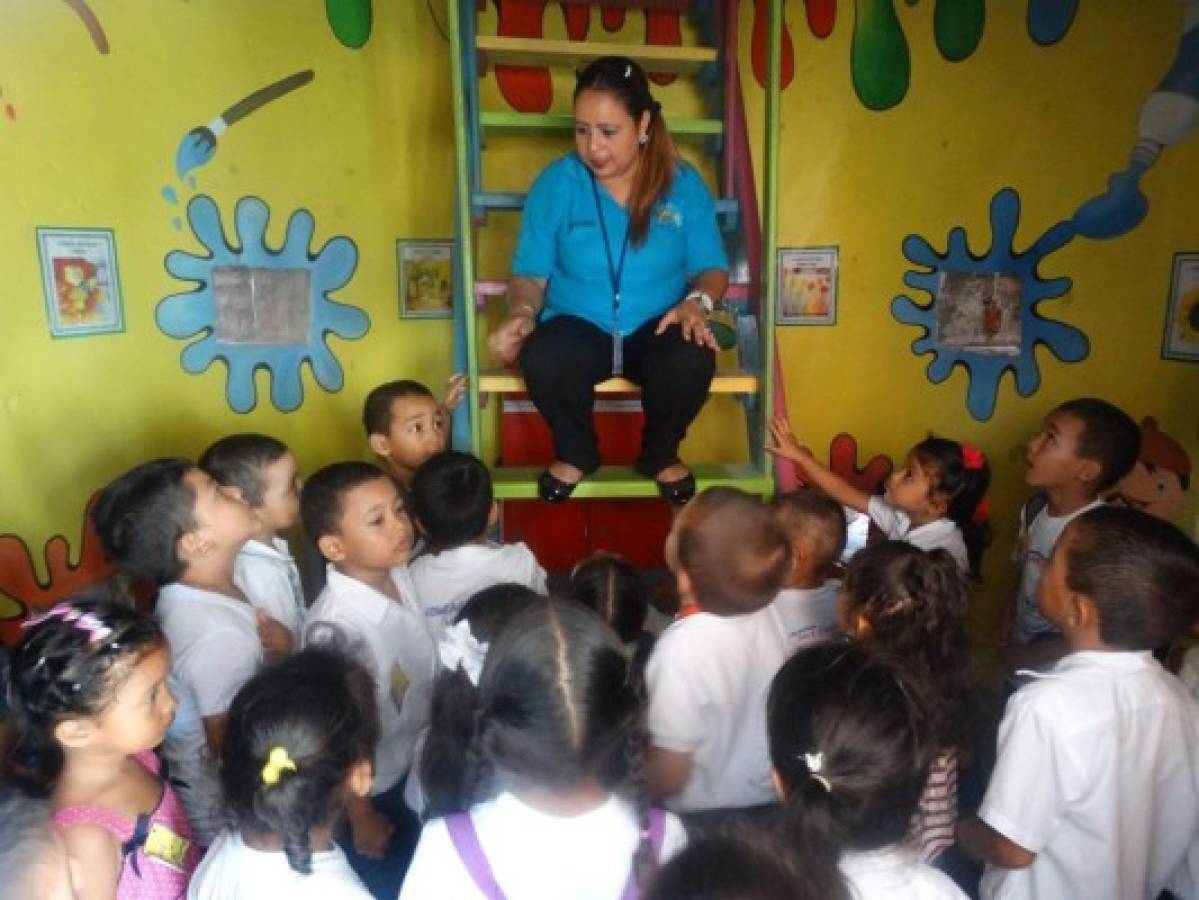 Niños se apasionan por la lectura en antiguo cuartel en La Paz