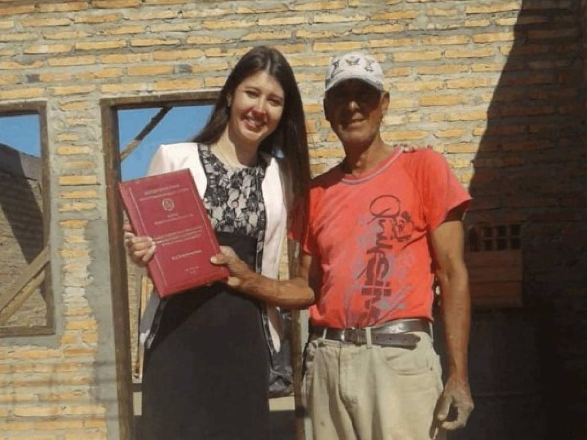 Blás Romero, un albañil de 65 años, recibió un enorme regalo de su hija, mientras trabajaba en la construcción de una vivienda.