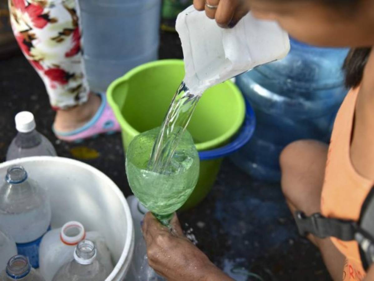 Venezolanos 'sin una gota de agua' acuden a soluciones insalubres para abastecerse