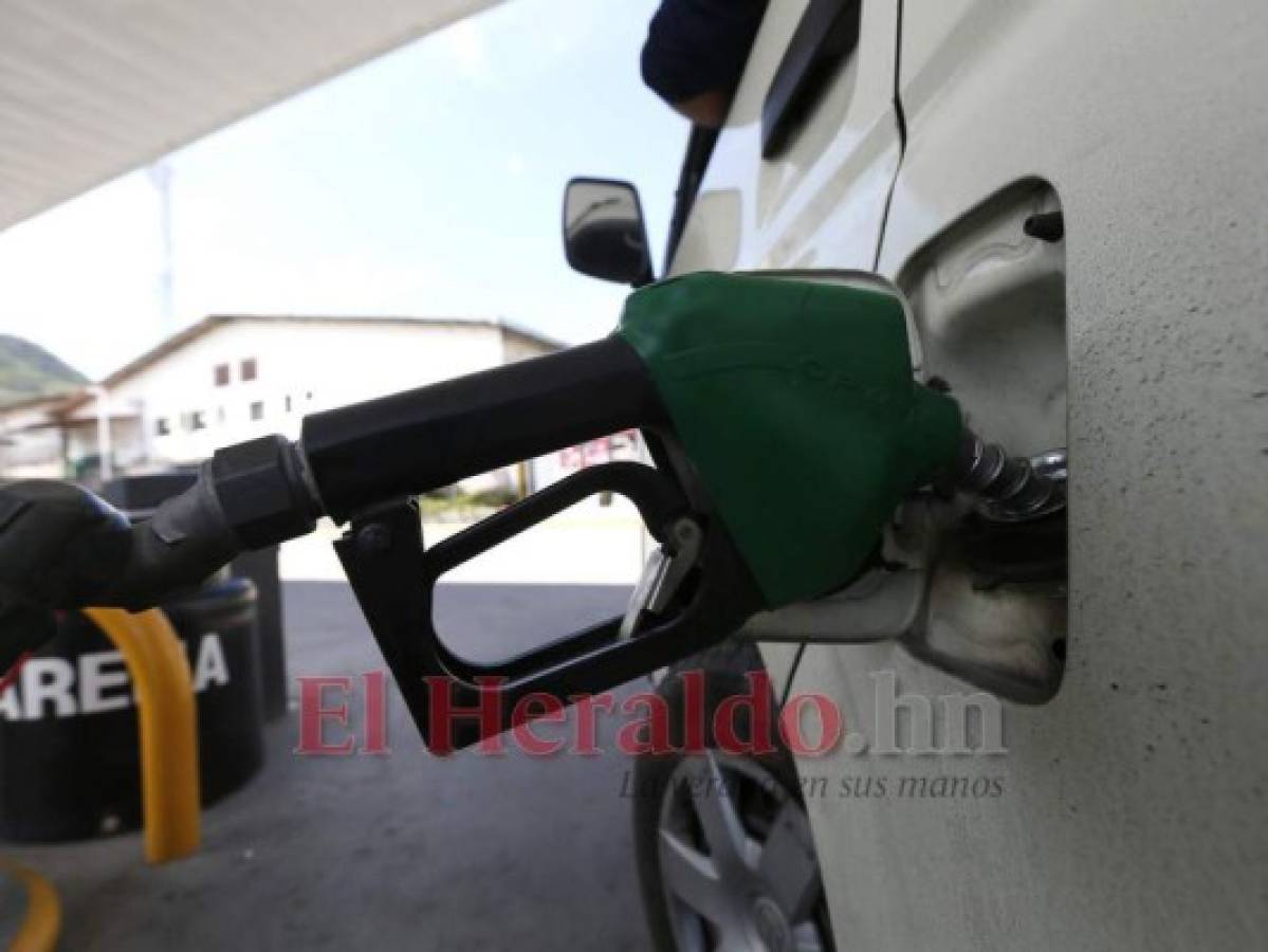 Gasolinas suben este lunes, mientras el diésel baja