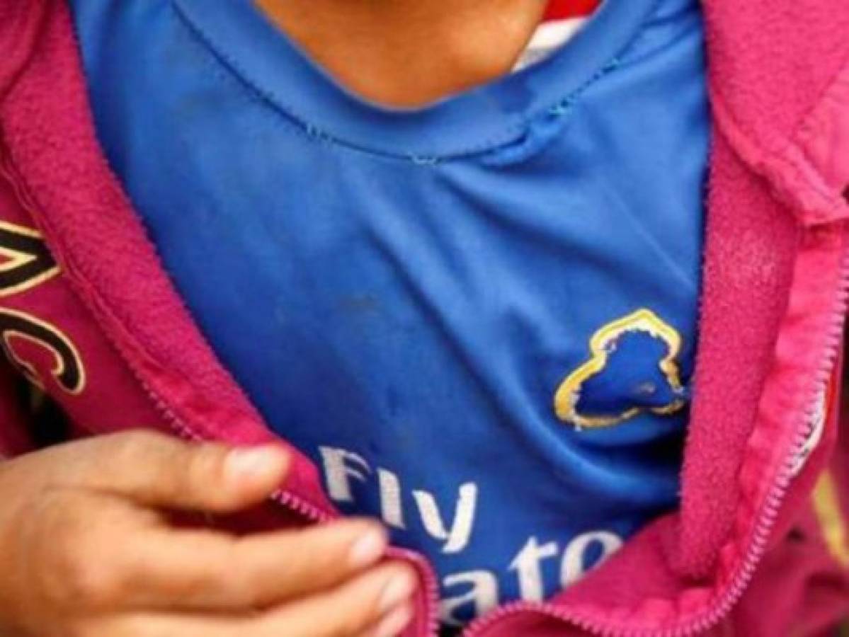 ISIS obliga a un niño a arrancar el escudo del Real Madrid de su camiseta