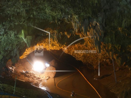 Rescataron otros 4 niños de cueva en Tailandia, donde aún permanecen 5