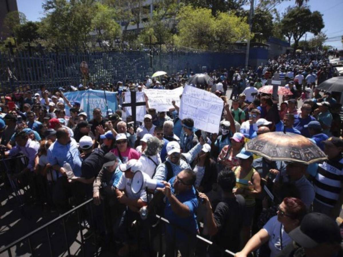 El Salvador: Protestan para que se apruebe préstamo a seguridad