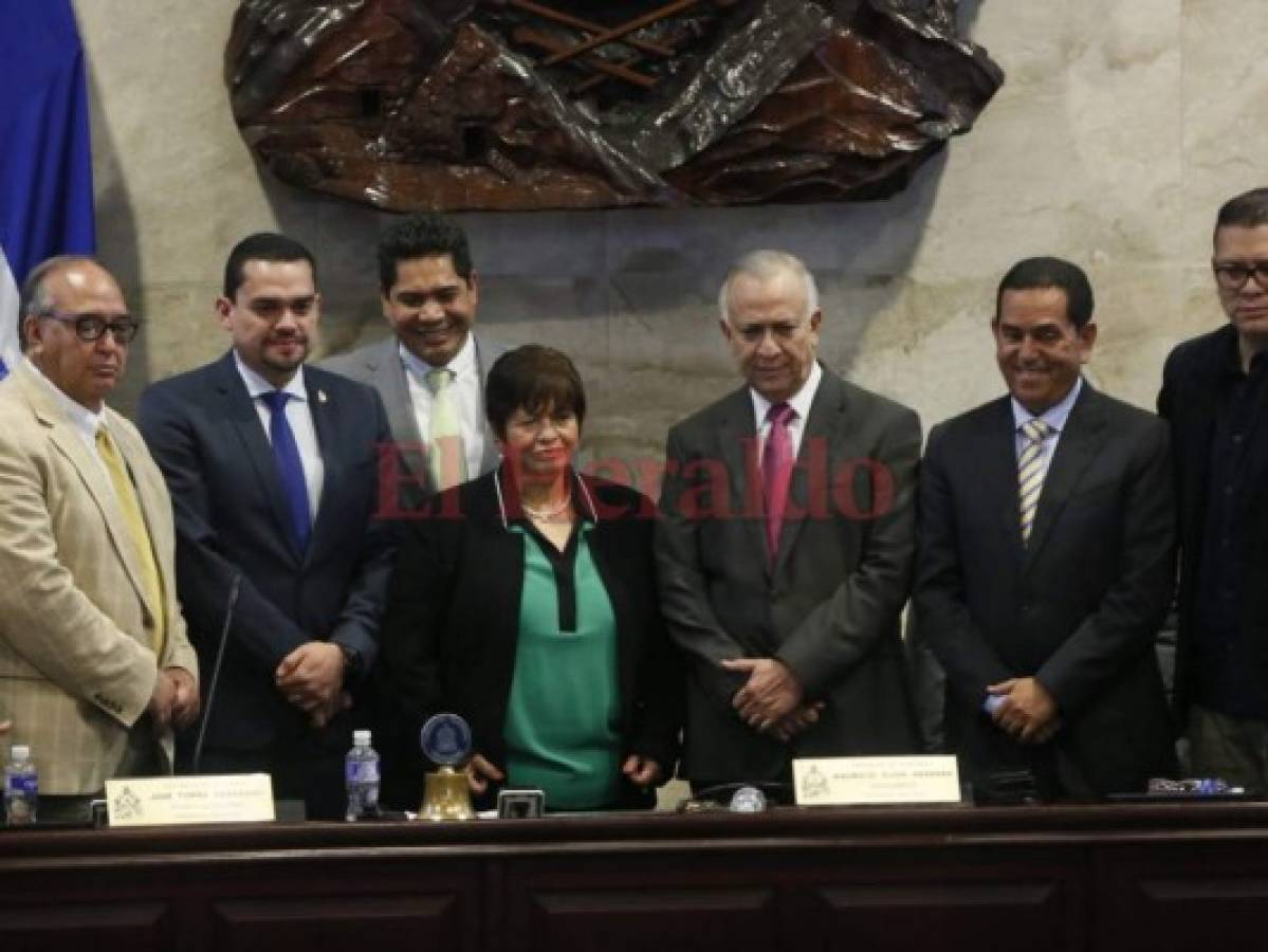 Eligen y juramentan a Lidia Estela Cardona como nueva procuradora general de la República