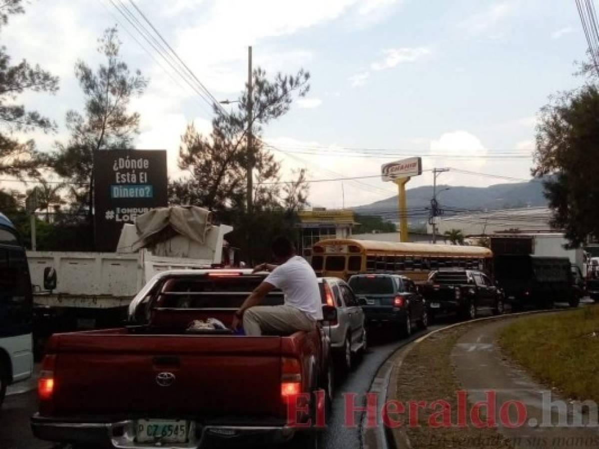 Lluvias dejan un tramo del anillo periférico anegado en la capital de Honduras  
