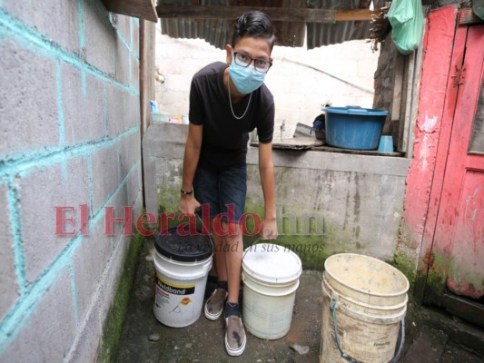 Como no trabaja ni estudia, Calos David Velásquez por el momento ayuda en la casa. Foto: David Romero/EL HERALDO.