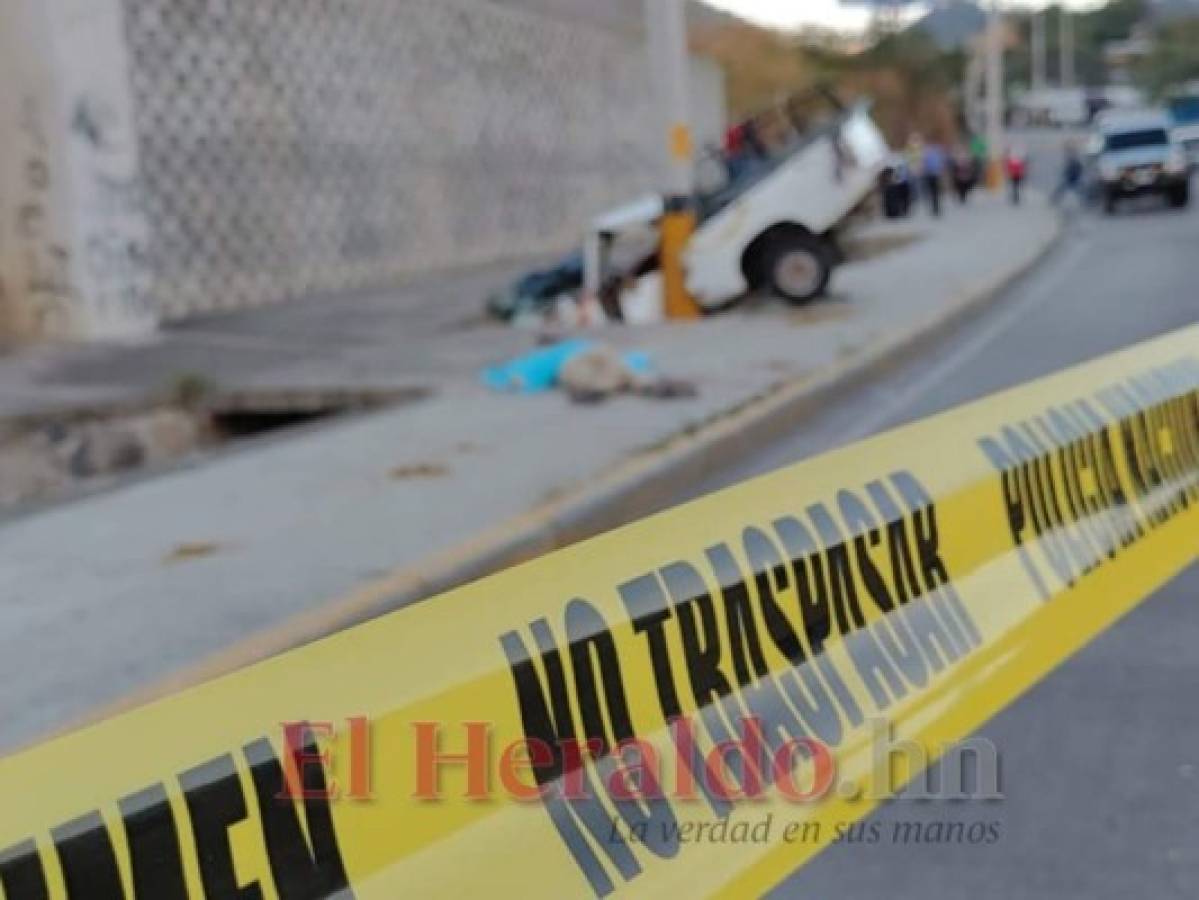 Un muerto y varios heridos tras impacto de pickup contra poste en el anillo periférico de la capital