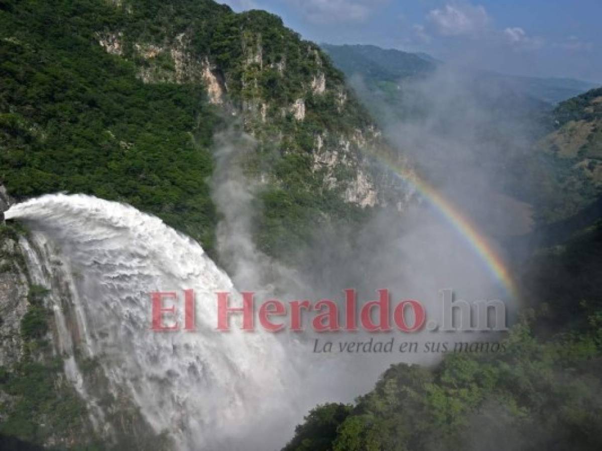 Un arcoíris se formó en el momento que el agua inició a salir por las compuertas.