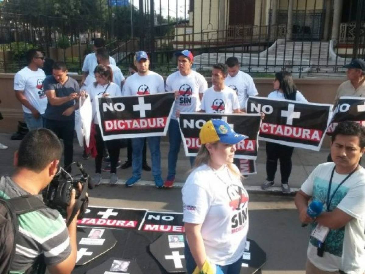 Venezolanos protestan contra Maduro ante embajada de su país en Lima