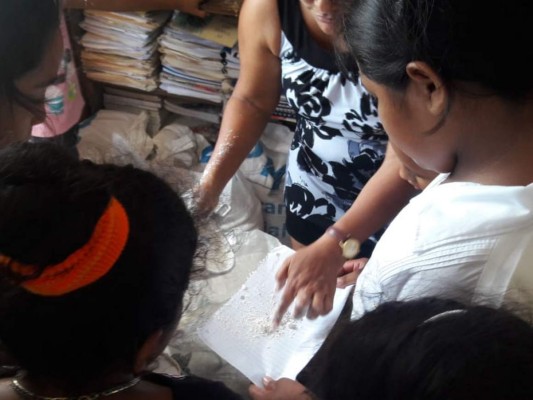 Encuentran gusanos y gorgojos en merienda escolar entregada a escuela