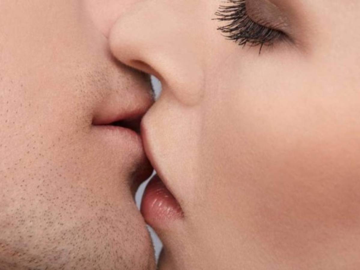 Cuatro enfermedades que se transmiten con los besos  
