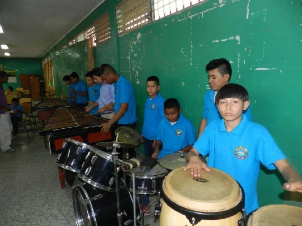 La música de marimba embellece los salones de clases