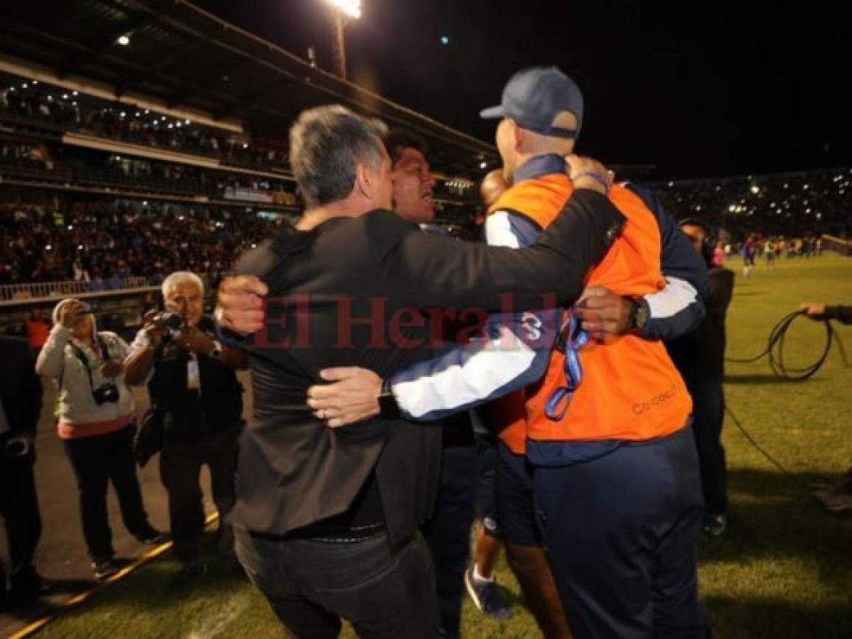 Así festejó el DT azul con el resto del equipo. Fotos David Romero| EL HERALDO