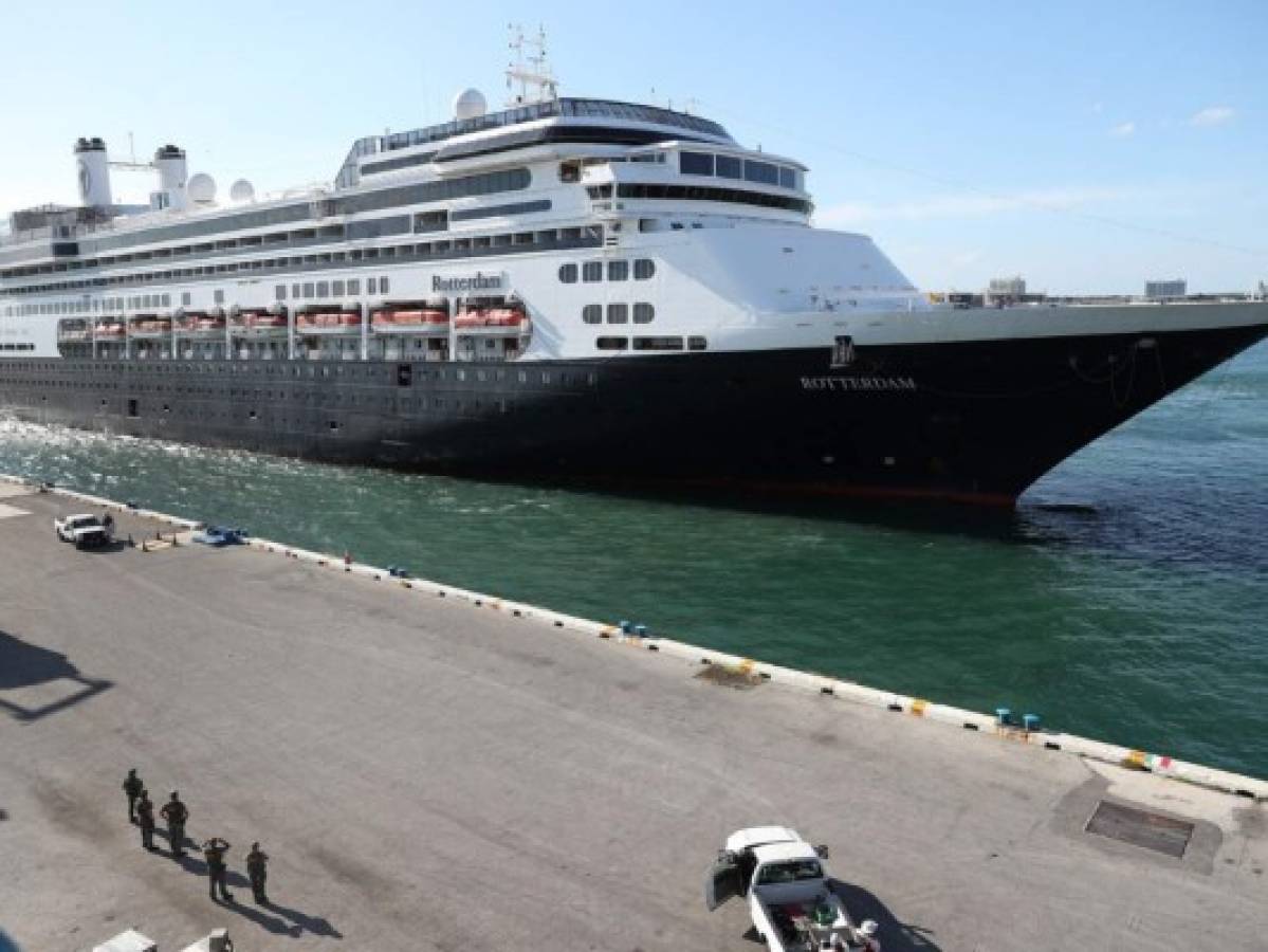 Cruceros con pacientes de coronavirus llegan al puerto de Fort Lauderdale