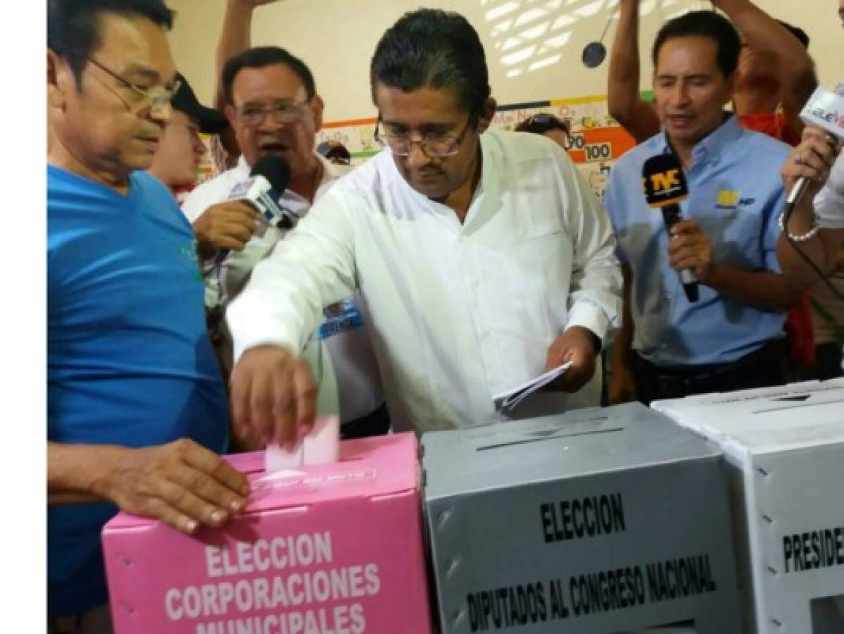 El alcalde de Choluteca Quintín Soriano acude a las urnas a ejercer el voto