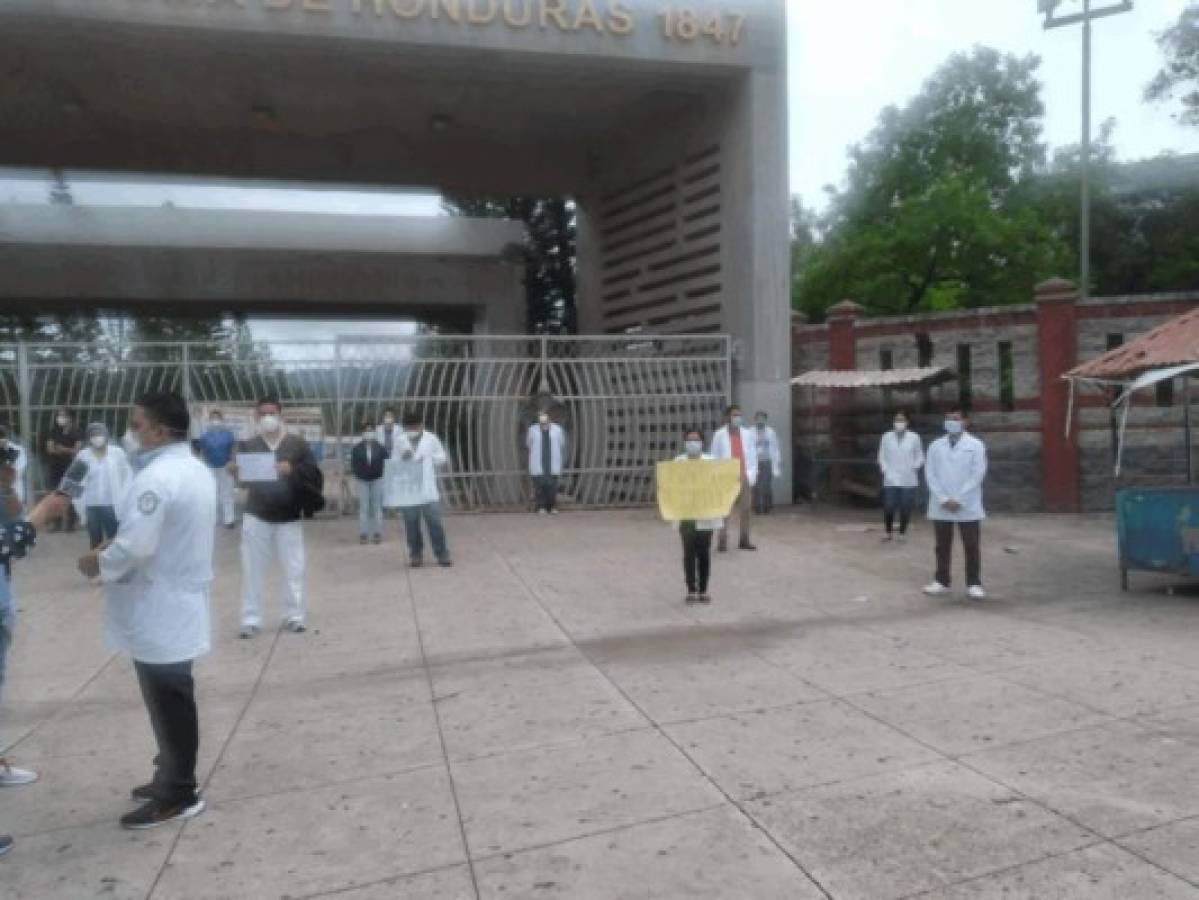Estudiantes de Medicina exigen abrir la UNAH para trámites de graduación