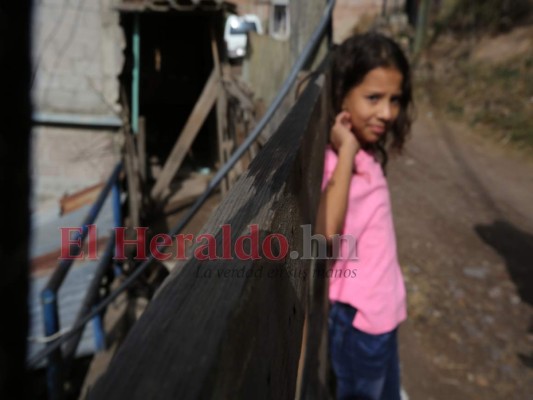 Génesis Zulema Velásquez lamenta no poder tener un celular e internet para recibir clases. Fotos: David Romero/EL HERALDO.