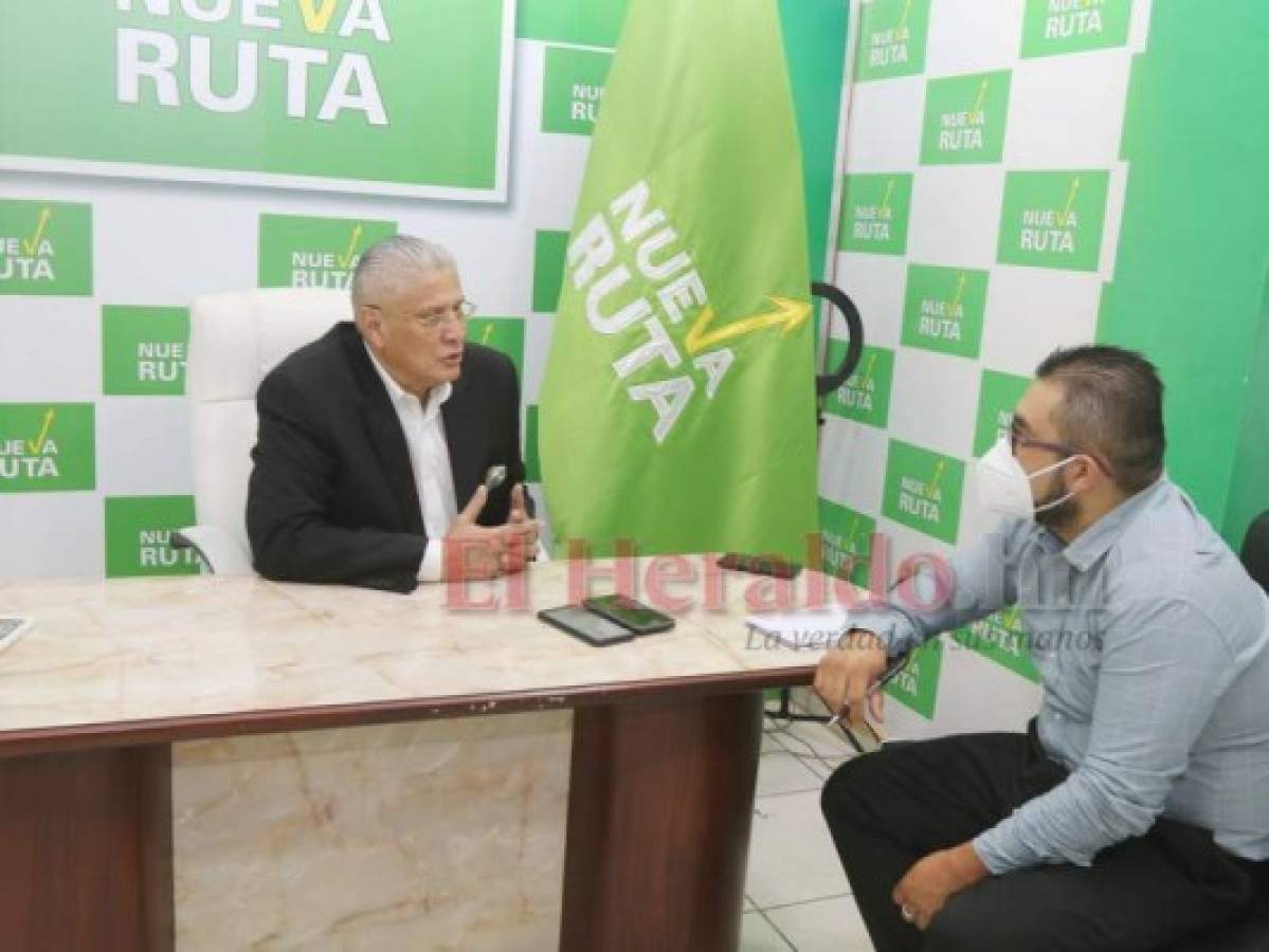 Antes de terminar la amena plática con EL HERALDO, Esdras mostró su oficina, porque al estudio del Canal 36 y de su amada radio La Catracha tenía prohibido entrar, debido a las secuelas del covid. Foto: Efraín Salgado / EL HERALDO.