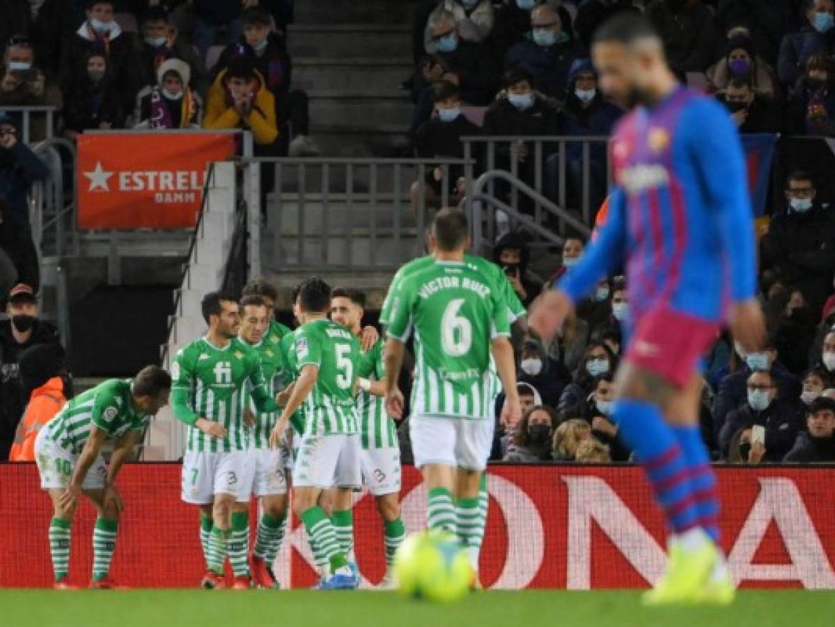 El Betis le propina su primera derrota al Barcelona de Xavi en el Camp Nou