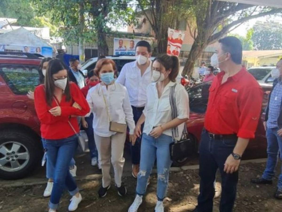 Esposas, hijas y madre: ellas acompañaron a votar a los candidatos presidenciales