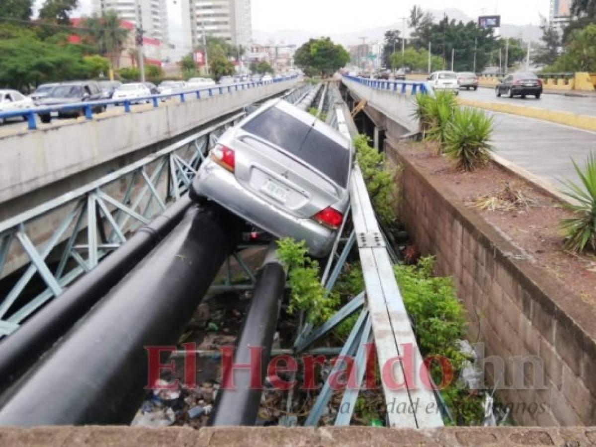 Mujer se salva de caer por un puente tras accidente en la capital