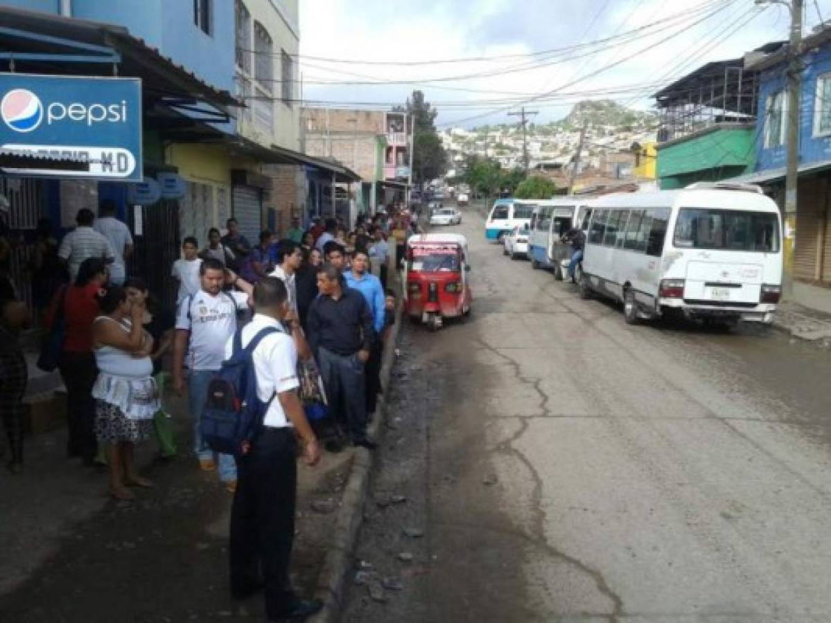 Conductores de buses 'brujos' de La Quezada-Centro paralizan servicio