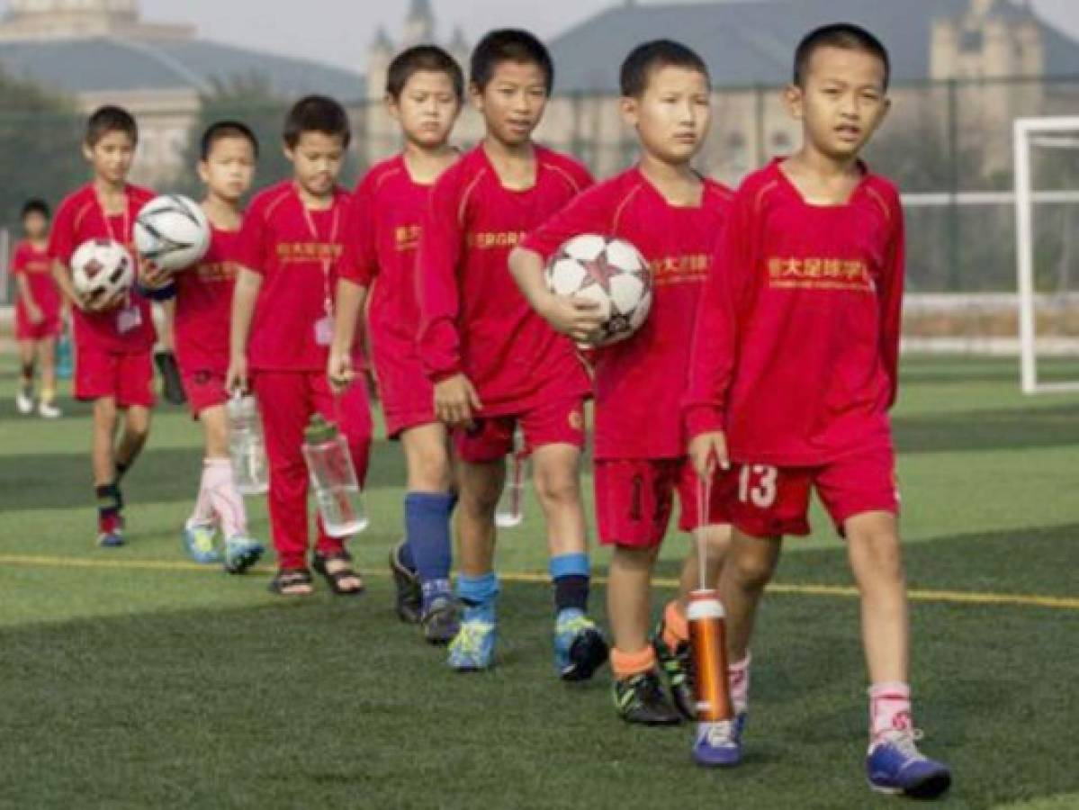 China quiere casi doblar el número de escuelas de fútbol este año  