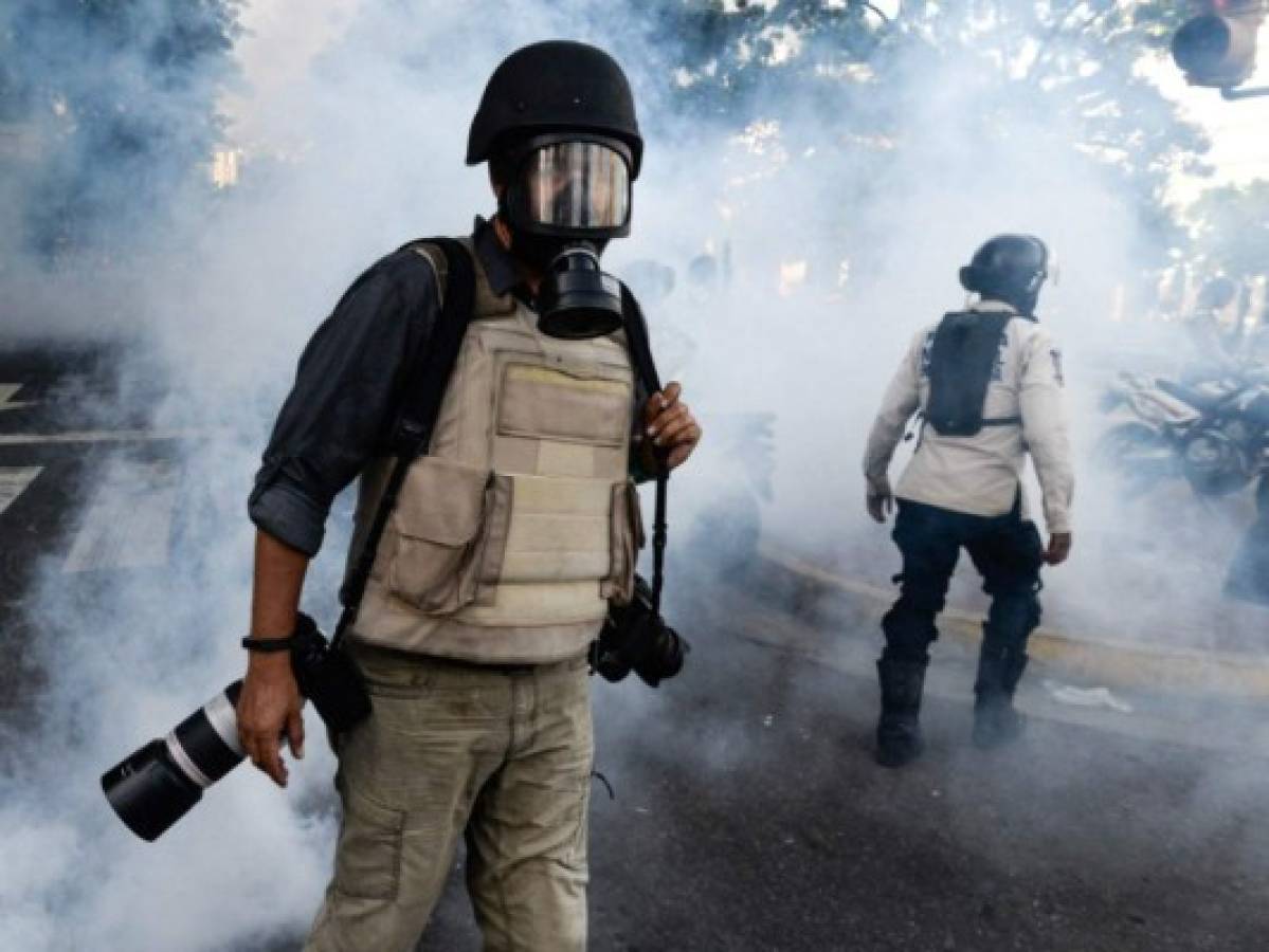 Diputados opositores y militares se enfrentaron a empujones en Parlamento venezolano