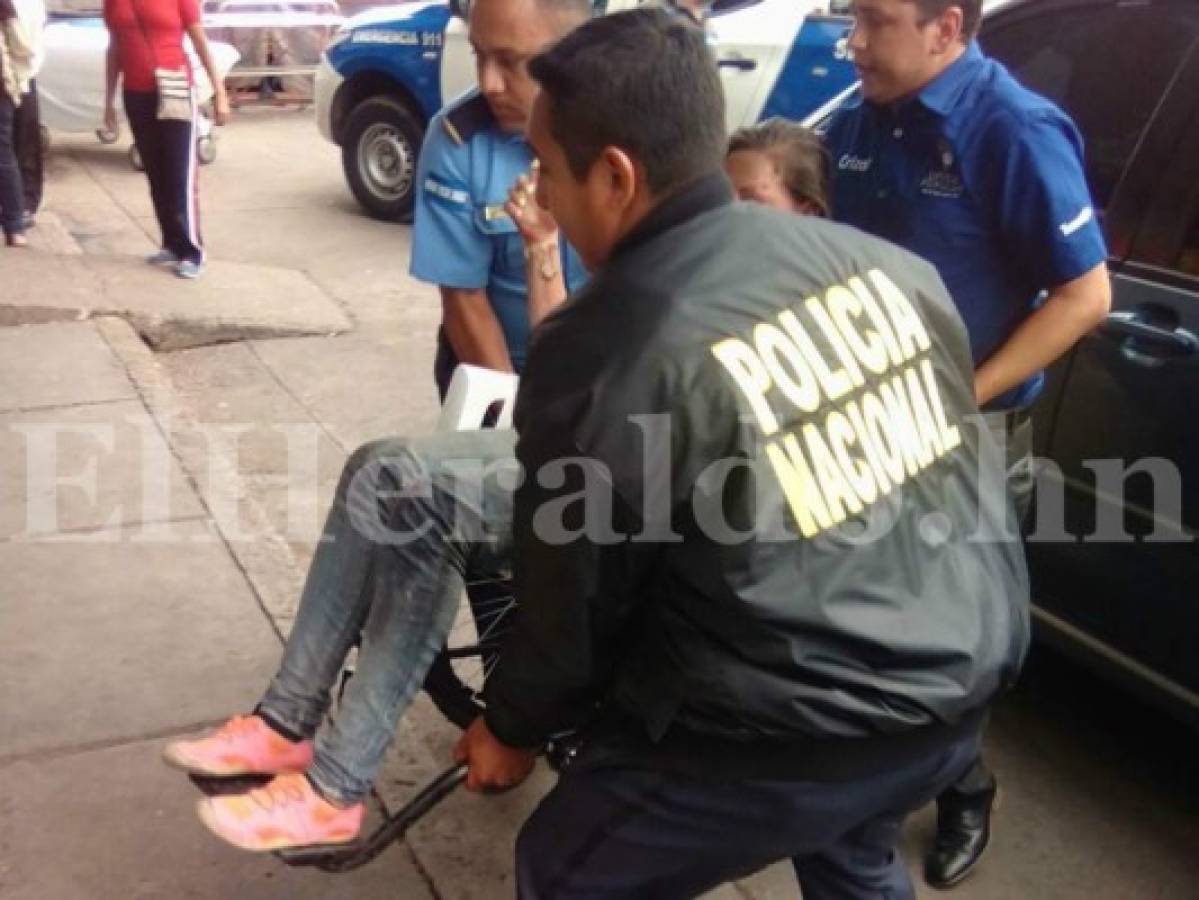 Una de las mujeres lesionadas fue llevada por miembros de la Policía Nacional a la emergencia de HEU (Foto: Alex Pérez/ El Heraldo Honduras/ Noticias de Honduras)