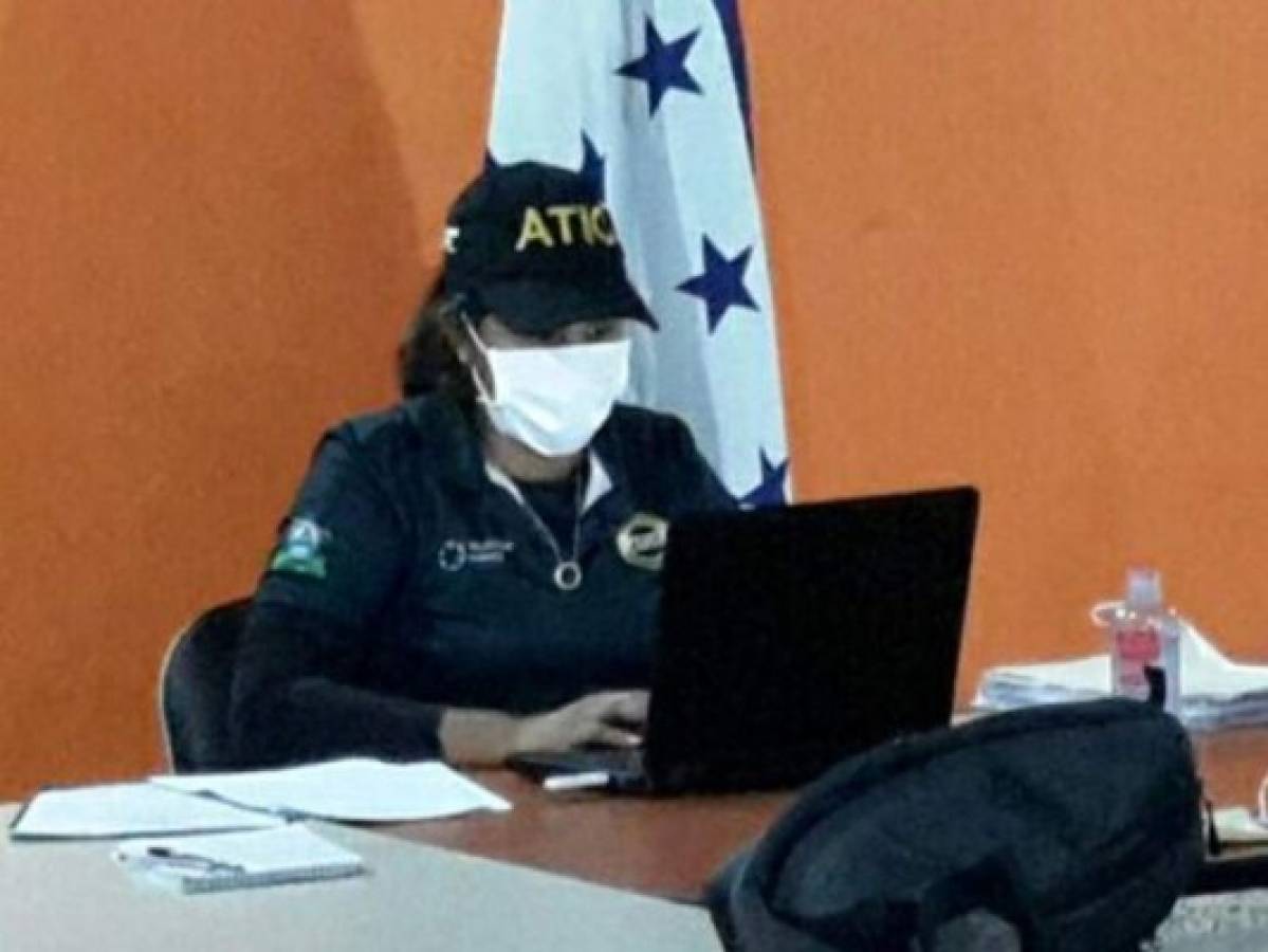 Los investigadores durante la toma de declaraciones.