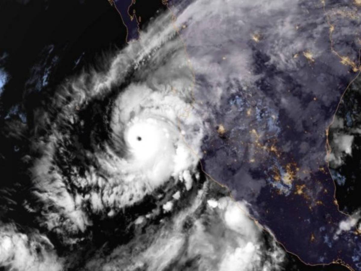 Willa se convierte en huracán de categoría 5 frente a México
