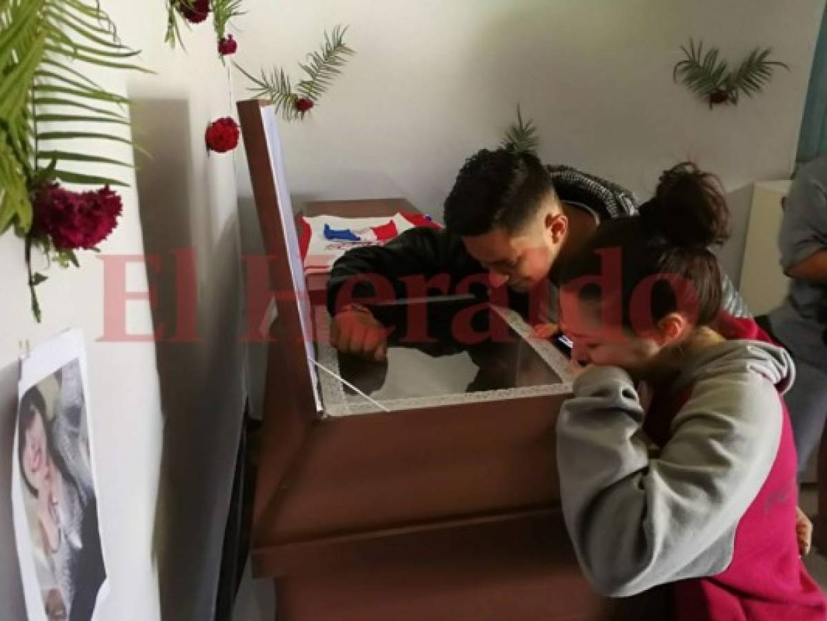 Familiares velan los restos de la joven asesinada en una protesta en la capital
