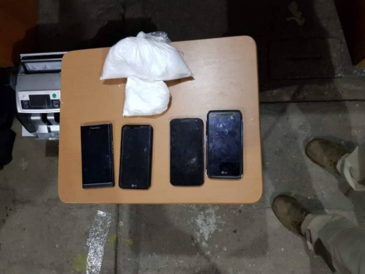 Detienen a administradora y a cabecilla de la pandilla 18 con un arsenal en San Pedro Sula