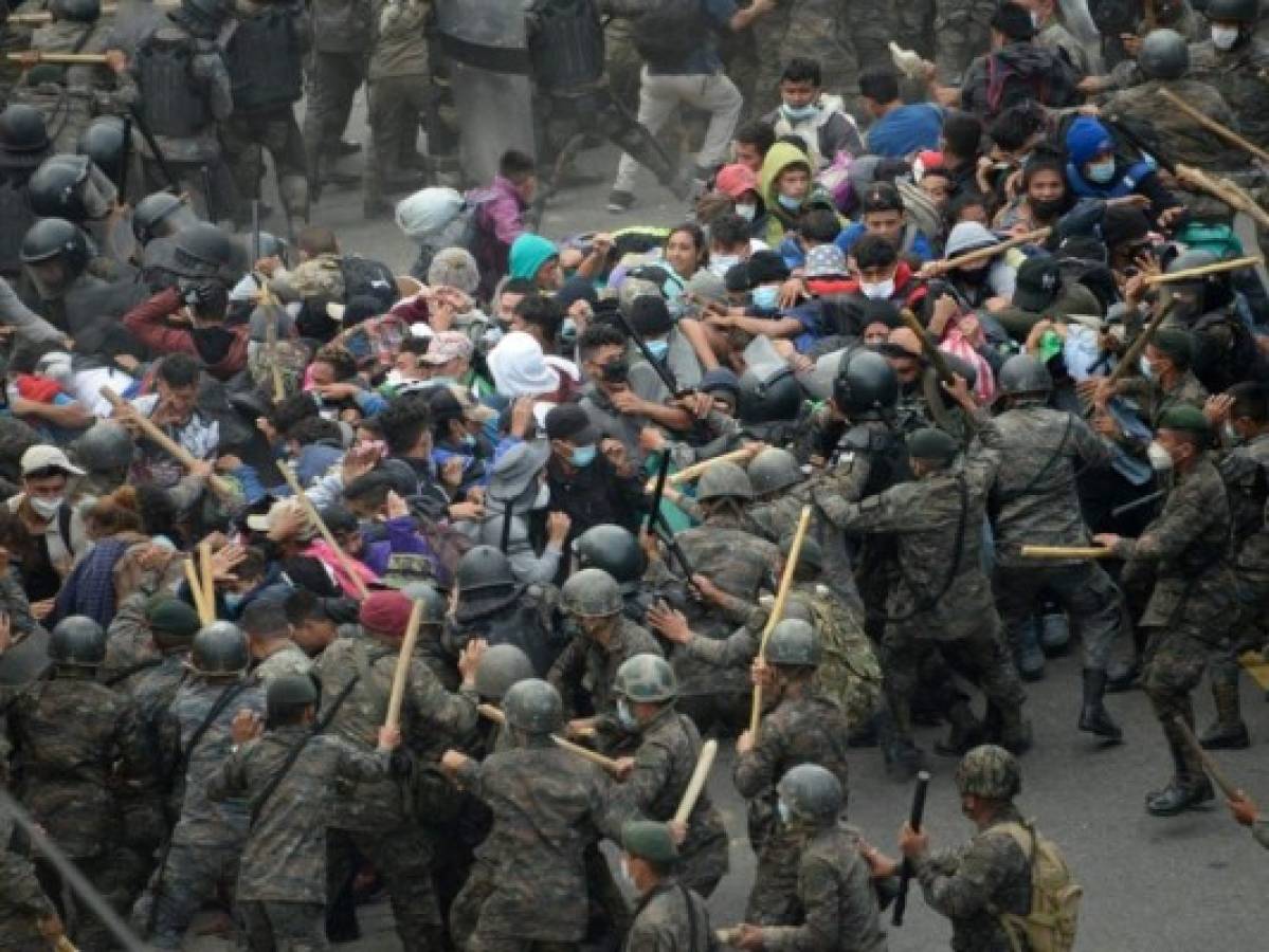 VIDEOS: Policía de Guatemala reprime a hondureños de la caravana migrante