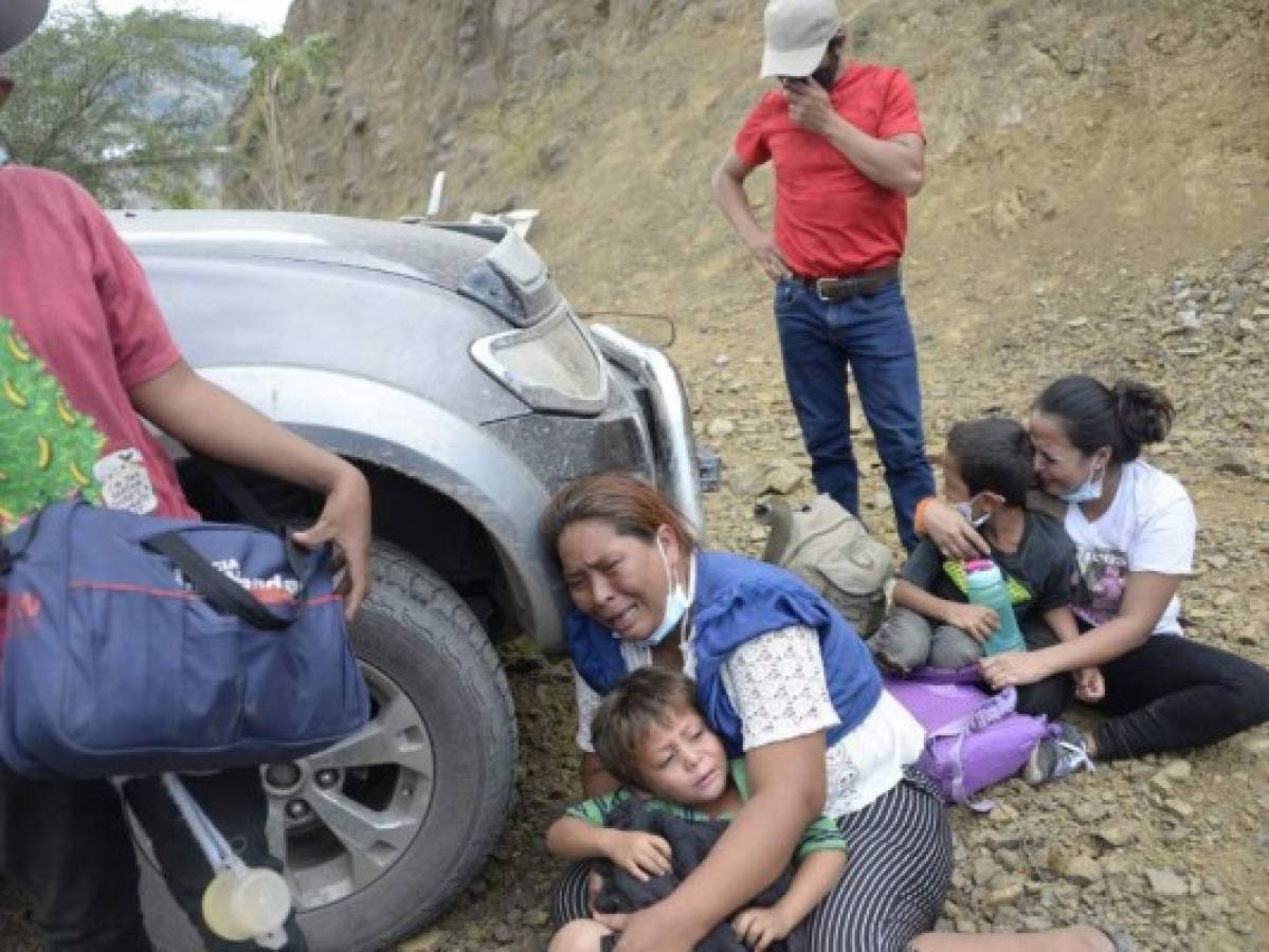 Dispersan caravana migrante y liberan carretera bloqueada en Vado Hondo, Guatemala
