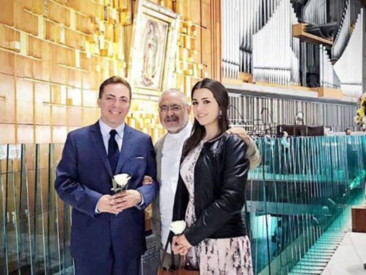 La pareja junto a un sacerdote de la Basílica de Guadalupe en la ciudad de México.