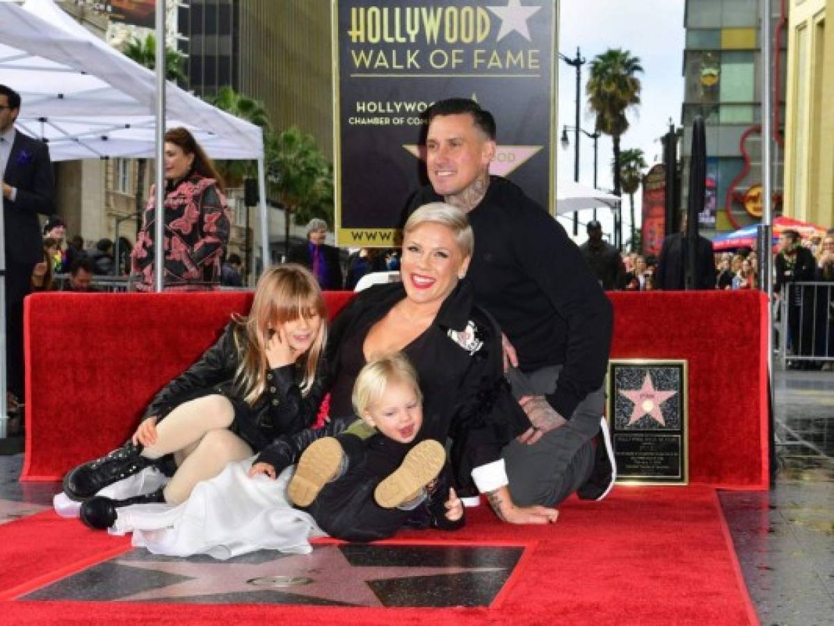 Cantante Pink recibe estrella de la fama en Hollywood