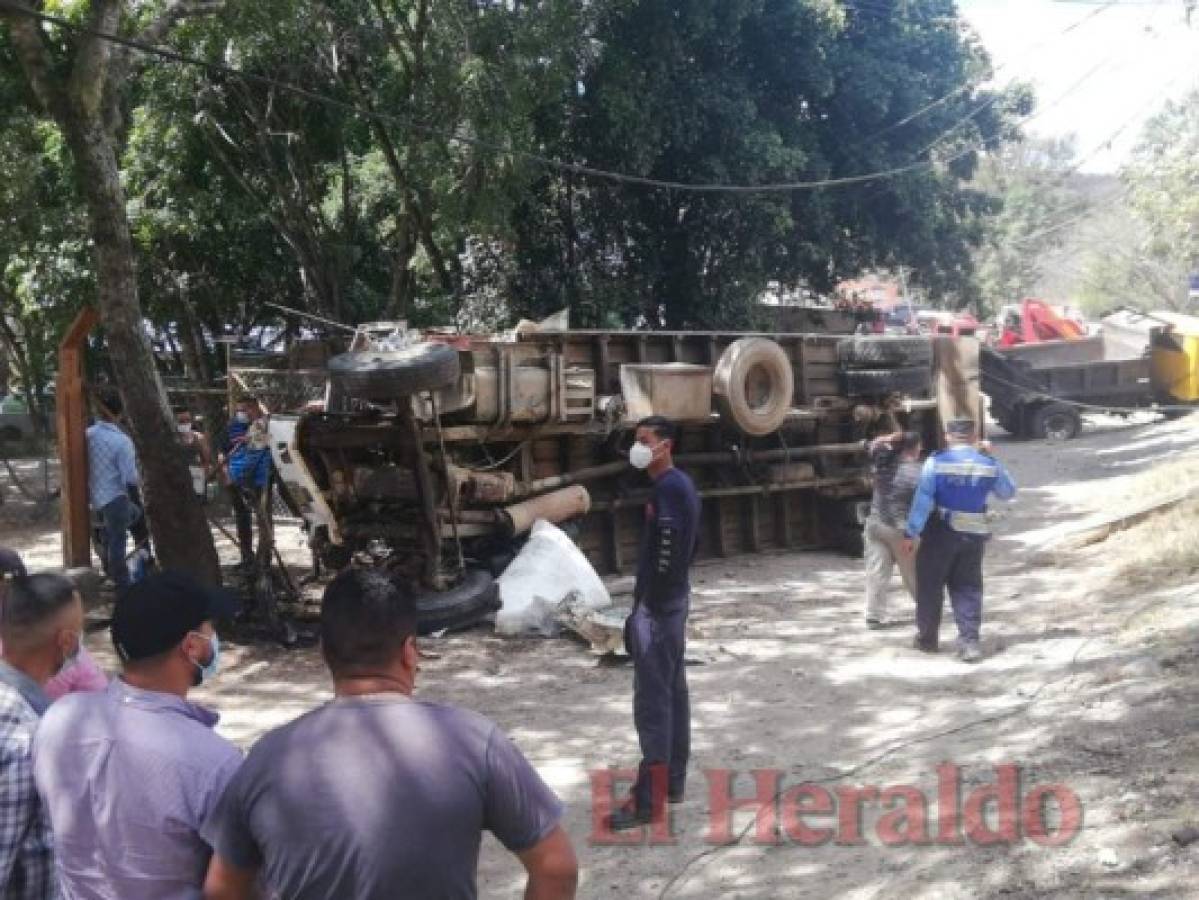 Dos heridos tras fuerte choque entre camión y volqueta en carretera a Olancho