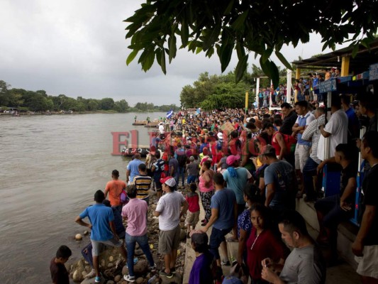 Hondureños desafían río para ingresar a El Salvador y alcanzar caravana a EEUU