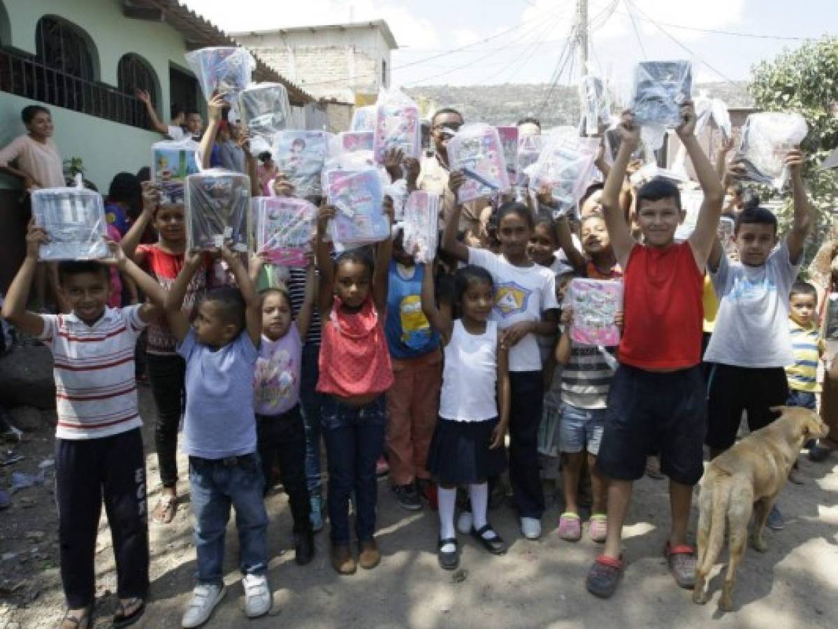 Estudiantes de Altos del Paraíso reciben lápices y cuadernos en Comayagüela