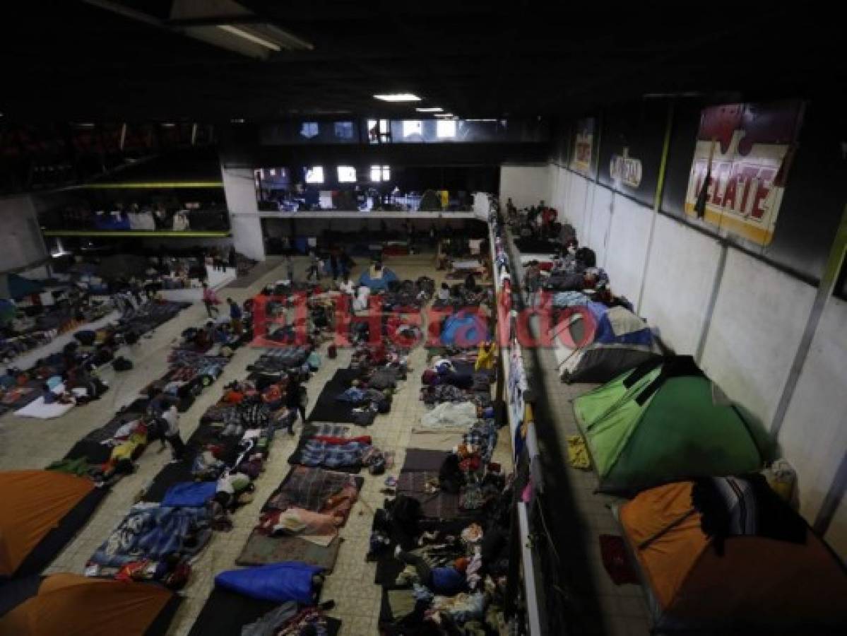 Migrantes descansan en una sala de conciertos que estÃ¡ siendo utilizada como albergue en Tijuana, MÃ©xico, el domingo 2 de diciembre de 2018. (AP Foto/Rebecca Blackwell)
