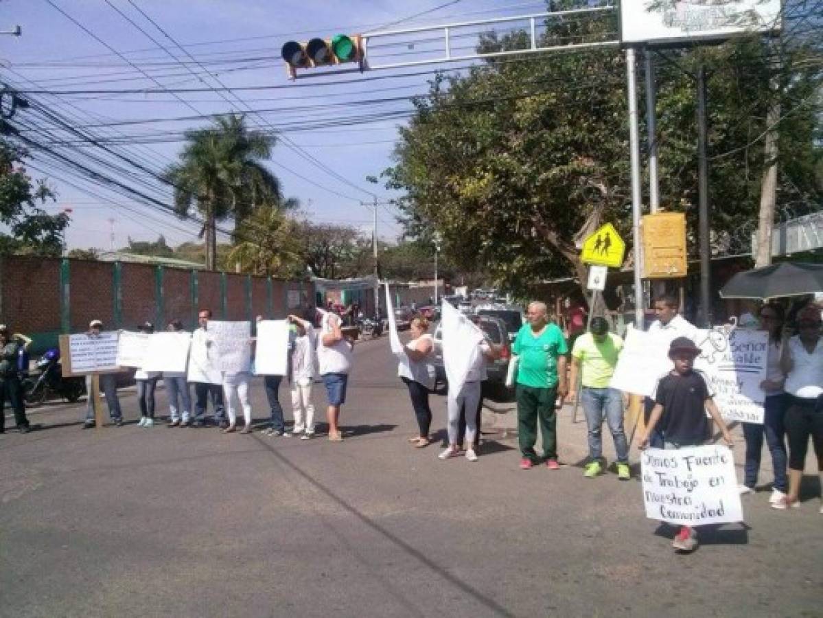 Protestas en la colonia Kennedy por desalojo de comerciantes