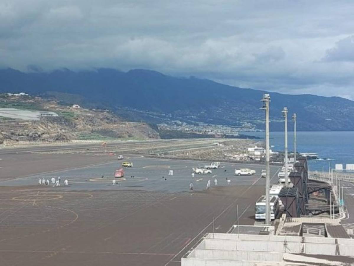 Reabre el aeropuerto en isla española con erupción volcánica  