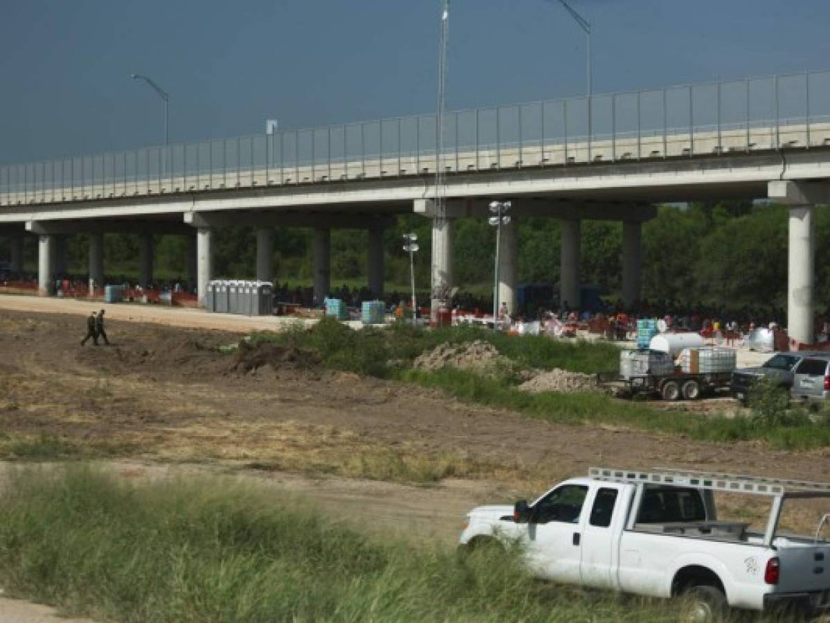 Fuerza de Tarea comprueba en la frontera el trato que le dan a migrantes hondureños