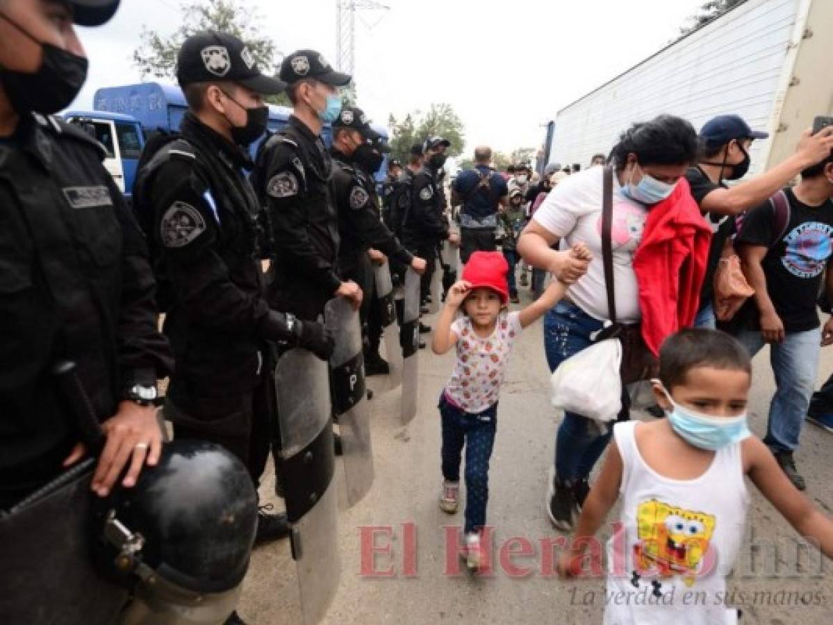 Entre los migrantes hay gente de todas las edades, familias enteras con niños en brazos.